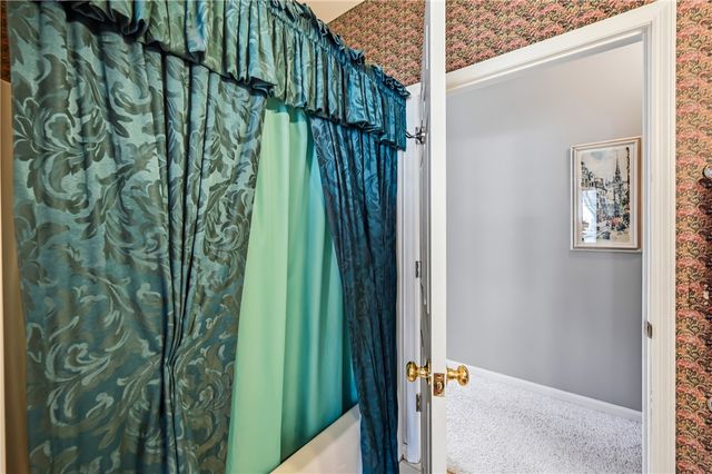 76 Stone Ridge Blvd, Hermitage, PA 16148