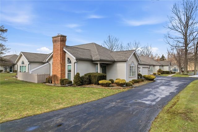 76 Stone Ridge Blvd, Hermitage, PA 16148