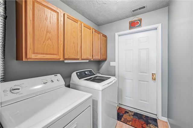 76 Stone Ridge Blvd, Hermitage, PA 16148