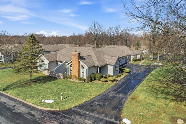 76 Stone Ridge Blvd, Hermitage, PA 16148