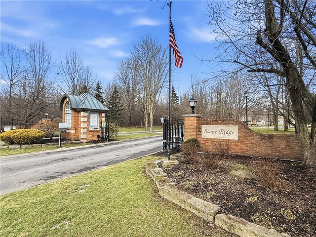 76 Stone Ridge Blvd, Hermitage, PA 16148