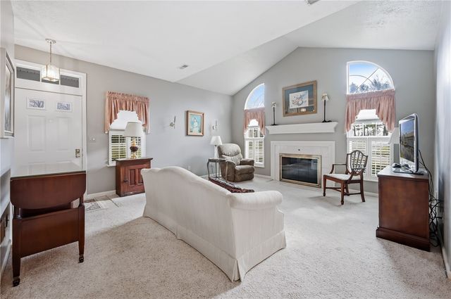 76 Stone Ridge Blvd, Hermitage, PA 16148