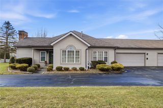 76 Stone Ridge Blvd, Hermitage, PA 16148