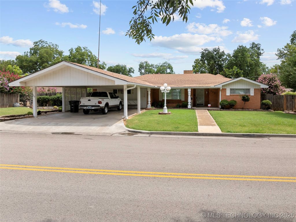 702 S 3rd Street, Davis, OK 73030