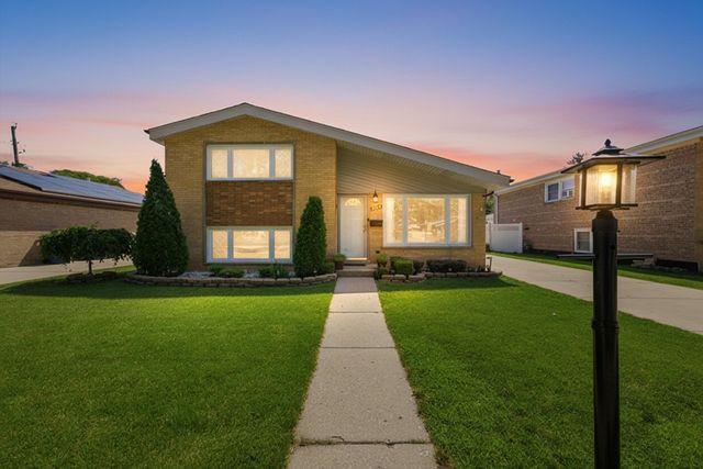 9937 MULBERRY Avenue E, Oak Lawn, IL 60453