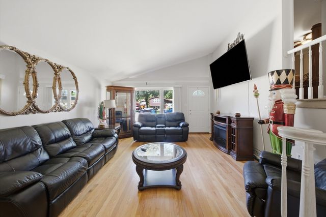 9937 MULBERRY Avenue E, Oak Lawn, IL 60453