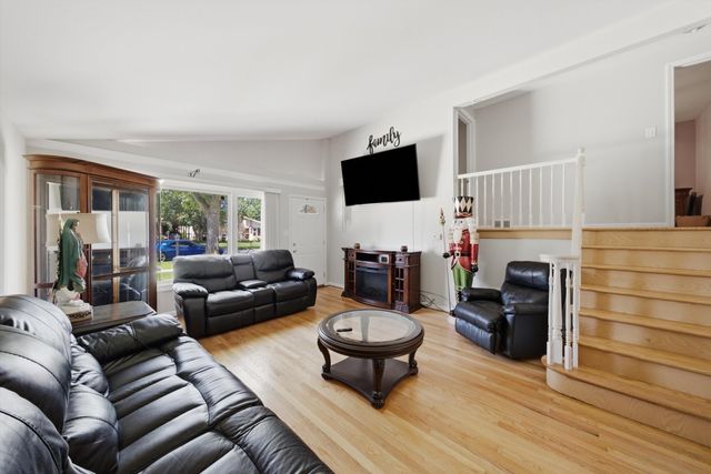 9937 MULBERRY Avenue E, Oak Lawn, IL 60453