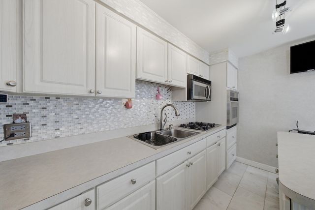 9937 MULBERRY Avenue E, Oak Lawn, IL 60453