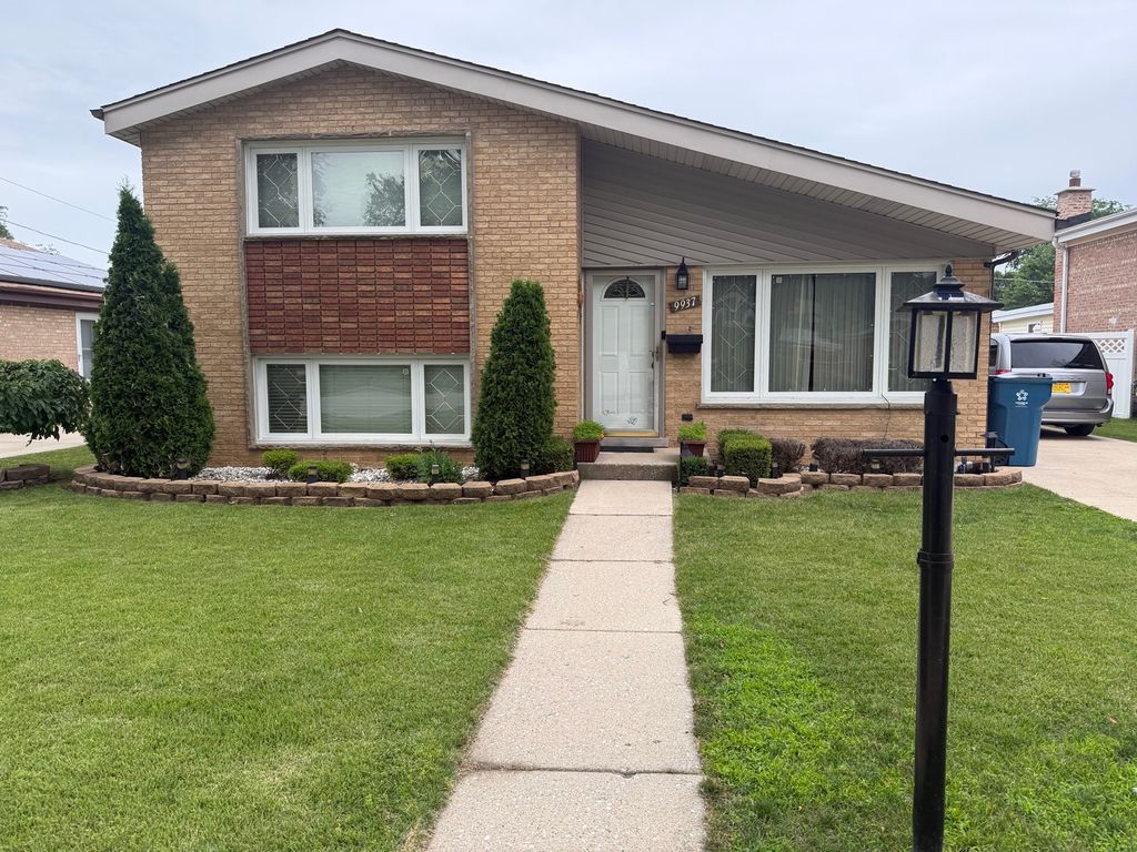 9937 MULBERRY Avenue E, Oak Lawn, IL 60453