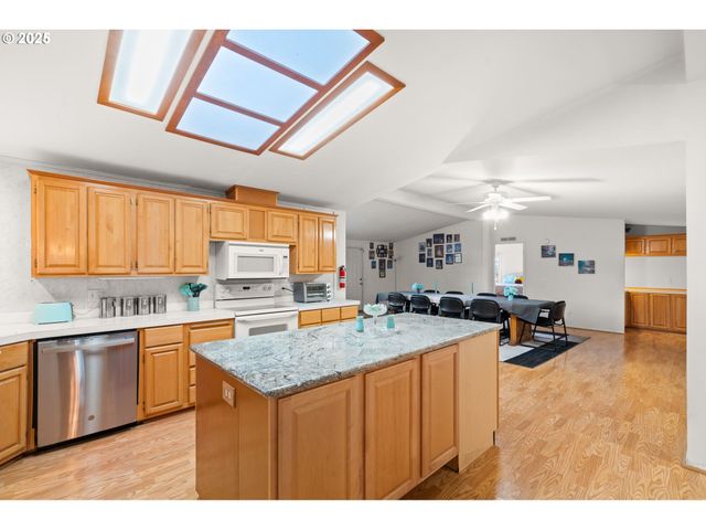 3326 SENECAL CREEK Dr, Woodburn, OR 97071