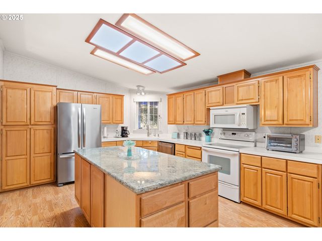 3326 SENECAL CREEK Dr, Woodburn, OR 97071