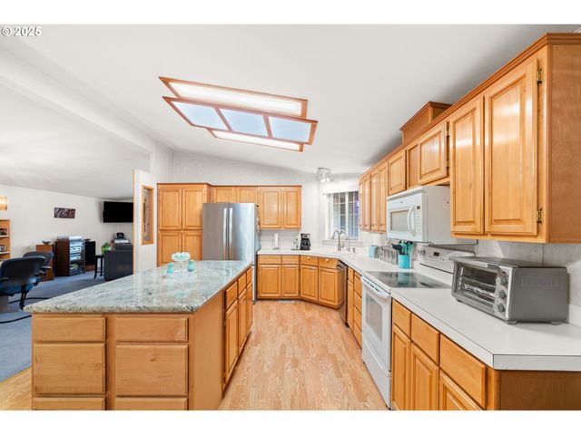 3326 SENECAL CREEK Dr, Woodburn, OR 97071