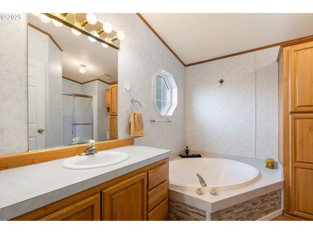 3326 SENECAL CREEK Dr, Woodburn, OR 97071