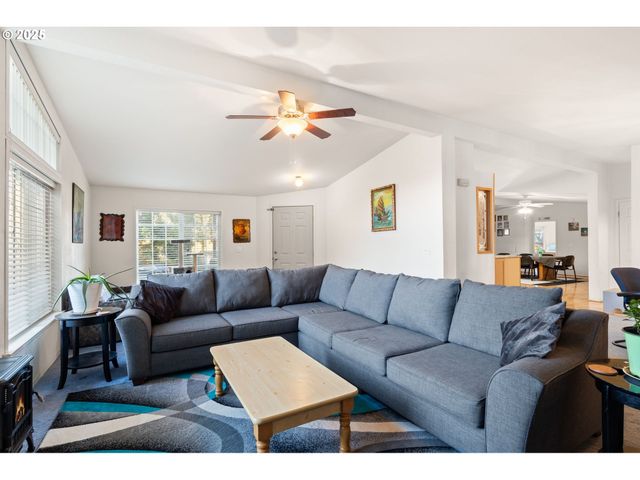 3326 SENECAL CREEK Dr, Woodburn, OR 97071