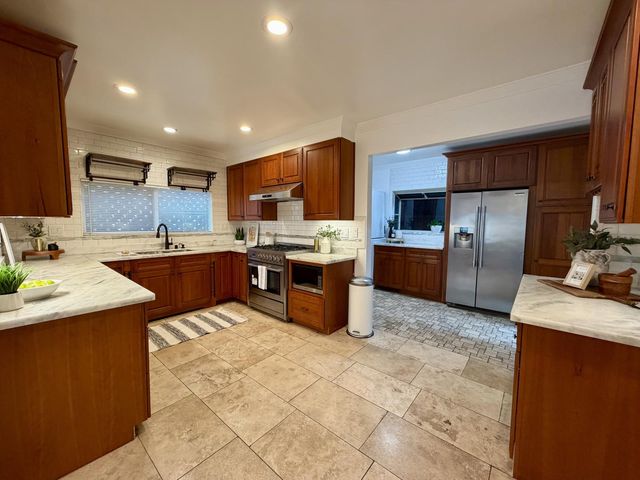 350 Santa Clara Avenue, Oakland, CA 94610