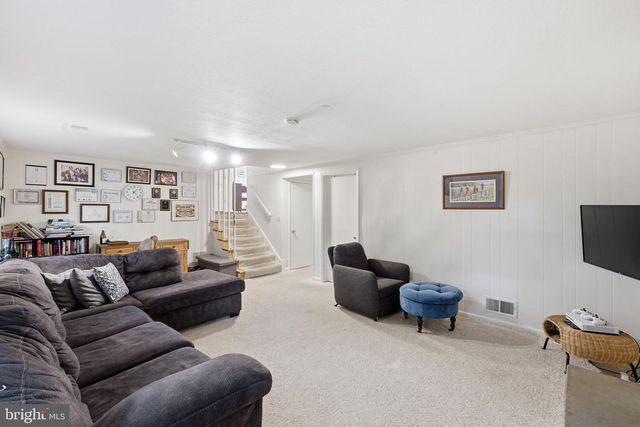 9809 SUNSET DR, Rockville, MD 20850