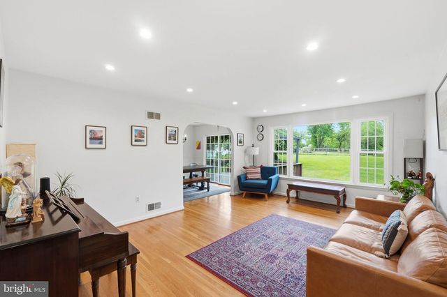9809 SUNSET DR, Rockville, MD 20850
