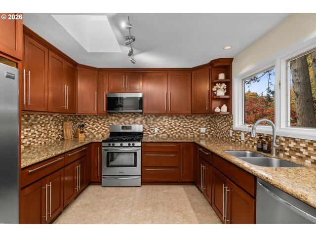 762 LAKE FOREST Dr, Lake Oswego, OR 97034