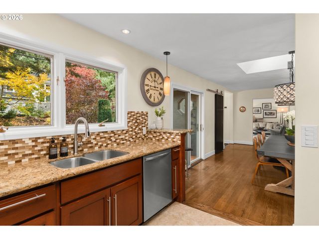 762 LAKE FOREST Dr, Lake Oswego, OR 97034