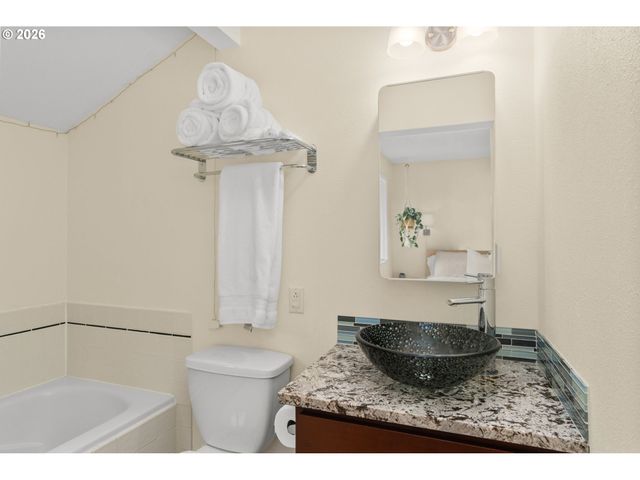 762 LAKE FOREST Dr, Lake Oswego, OR 97034