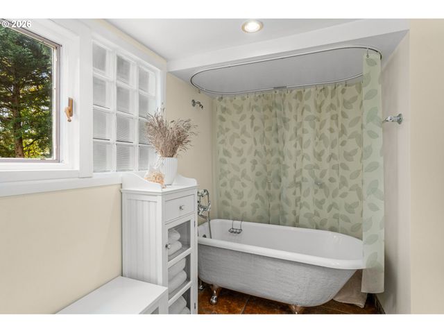 762 LAKE FOREST Dr, Lake Oswego, OR 97034