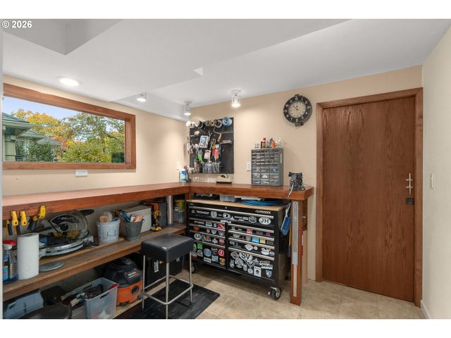 762 LAKE FOREST Dr, Lake Oswego, OR 97034