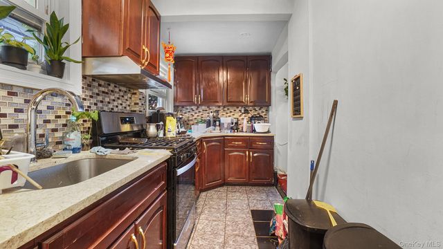 9520 127th Street, Richmond Hill, NY 11419