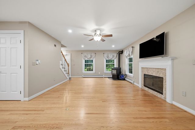 11 Montgomery Farm Road, Derry, NH 03038