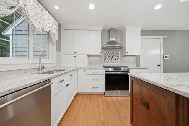 11 Montgomery Farm Road, Derry, NH 03038