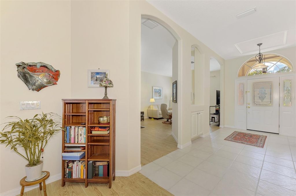Image 11 of property listing at 5153 HIGHBURY CIRCLE, Sarasota, FL 34238