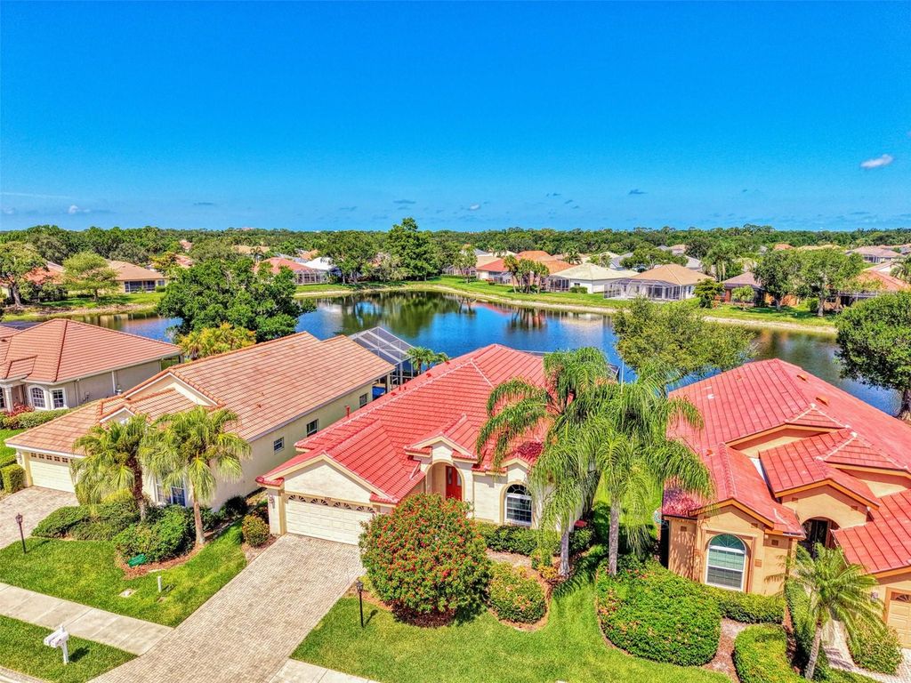Image 4 of property listing at 5153 HIGHBURY CIRCLE, Sarasota, FL 34238