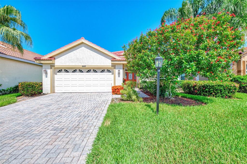 Image 6 of property listing at 5153 HIGHBURY CIRCLE, Sarasota, FL 34238