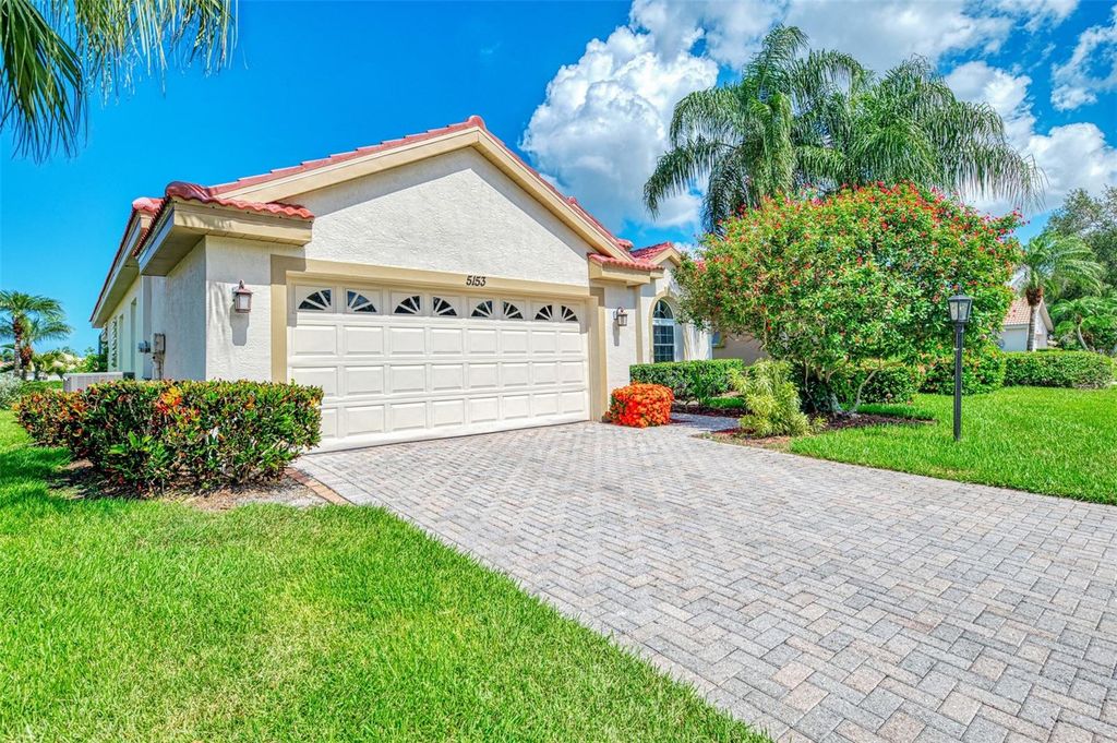 Image 7 of property listing at 5153 HIGHBURY CIRCLE, Sarasota, FL 34238