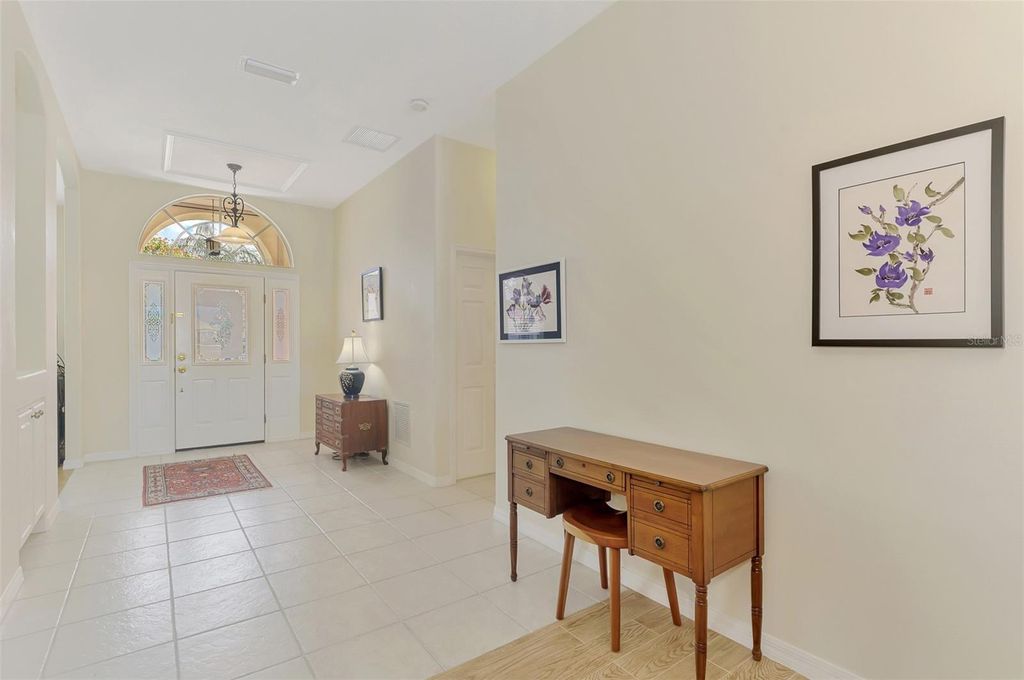 Image 10 of property listing at 5153 HIGHBURY CIRCLE, Sarasota, FL 34238