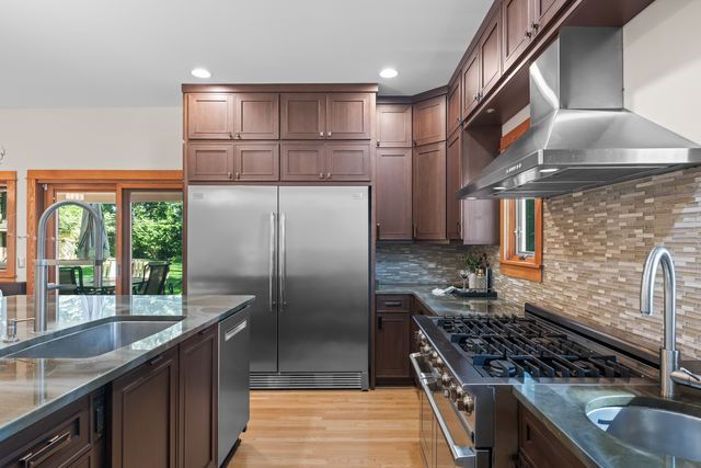 23W212 Blackcherry Lane, Glen Ellyn, IL 60137