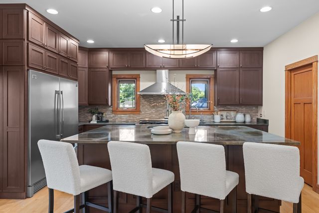23W212 Blackcherry Lane, Glen Ellyn, IL 60137