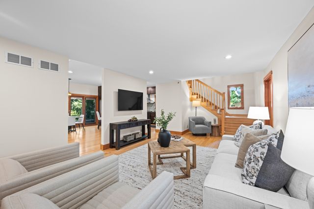 23W212 Blackcherry Lane, Glen Ellyn, IL 60137