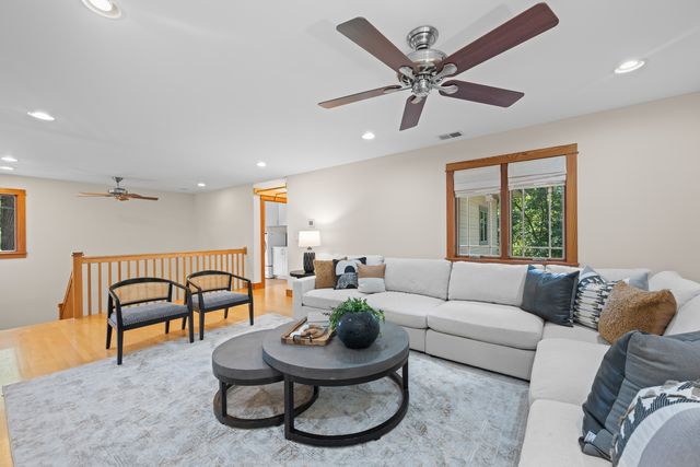 23W212 Blackcherry Lane, Glen Ellyn, IL 60137