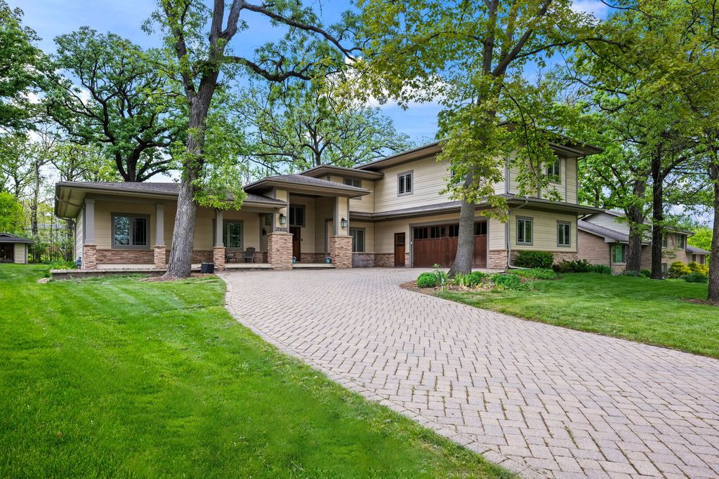 23W212 Blackcherry Lane, Glen Ellyn, IL 60137