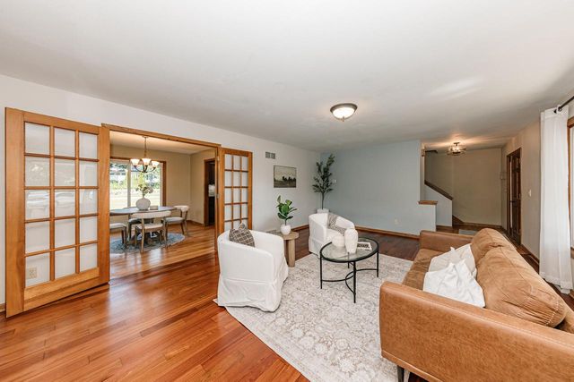 8351 S Deer Ridge PASS, Oak Creek, WI 53154