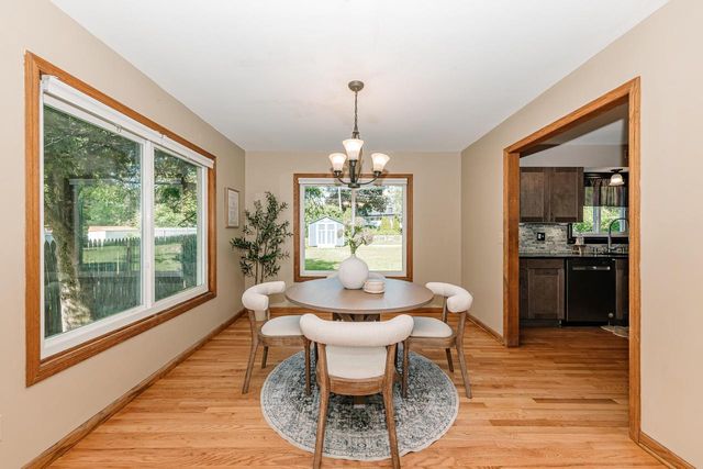 8351 S Deer Ridge PASS, Oak Creek, WI 53154