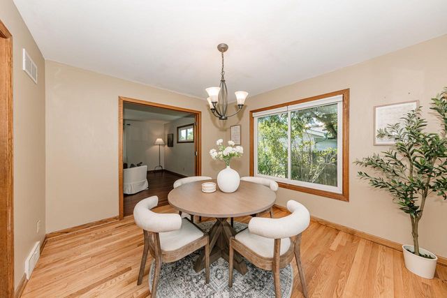 8351 S Deer Ridge PASS, Oak Creek, WI 53154