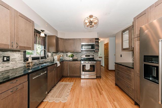 8351 S Deer Ridge PASS, Oak Creek, WI 53154