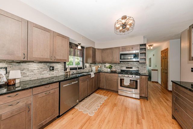 8351 S Deer Ridge PASS, Oak Creek, WI 53154