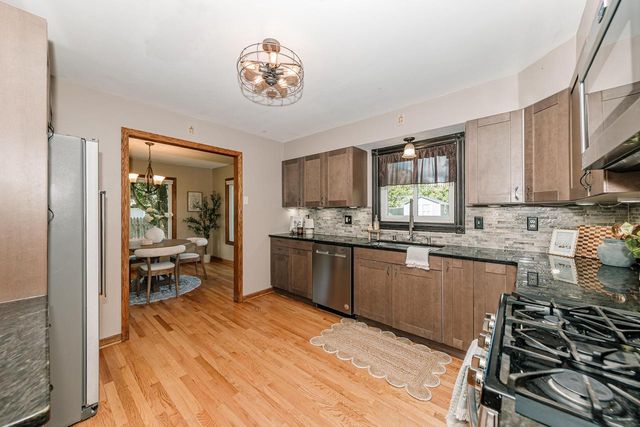 8351 S Deer Ridge PASS, Oak Creek, WI 53154