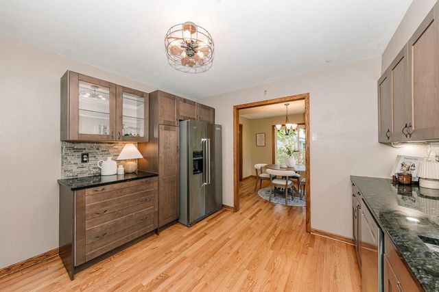 8351 S Deer Ridge PASS, Oak Creek, WI 53154