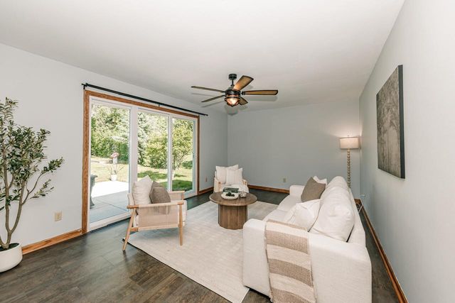 8351 S Deer Ridge PASS, Oak Creek, WI 53154