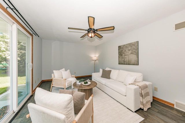 8351 S Deer Ridge PASS, Oak Creek, WI 53154