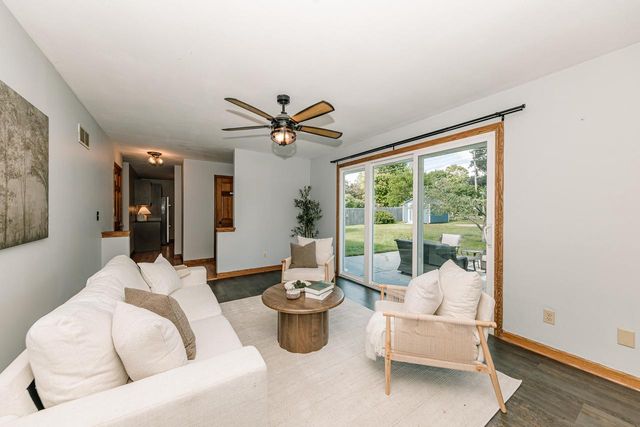 8351 S Deer Ridge PASS, Oak Creek, WI 53154