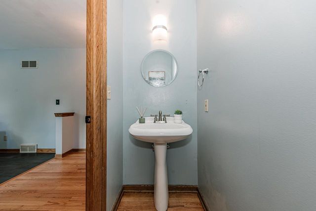 8351 S Deer Ridge PASS, Oak Creek, WI 53154